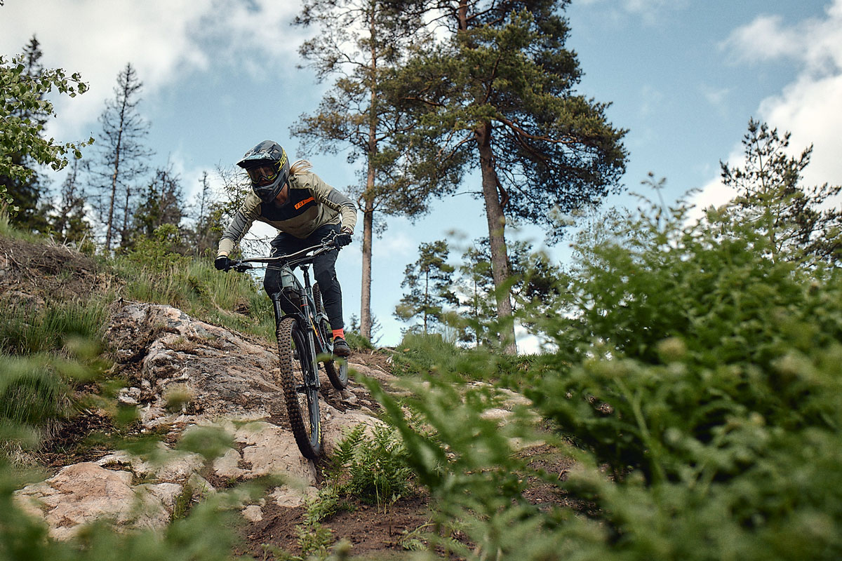 Person cyklar på en mountainbike i nedförsbacke