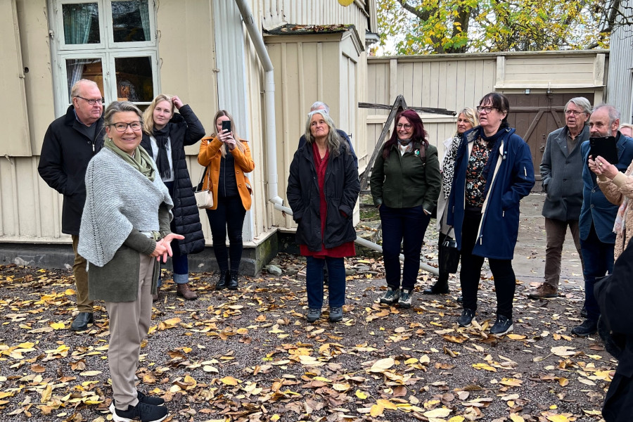 Människor som guidas inne på Krusenstiernska gården i Kalmar.