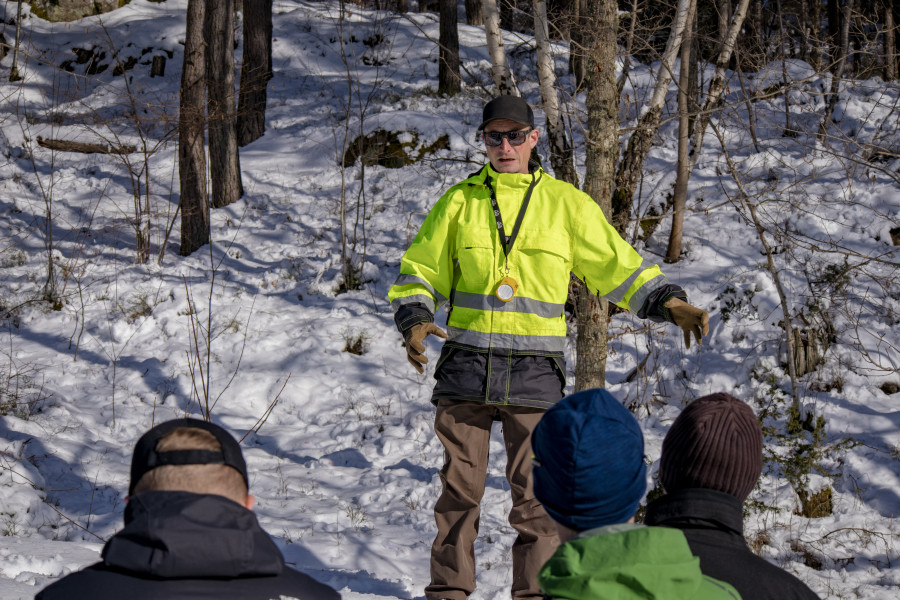 Mark McClure i snötäckt utemiljö framför publik