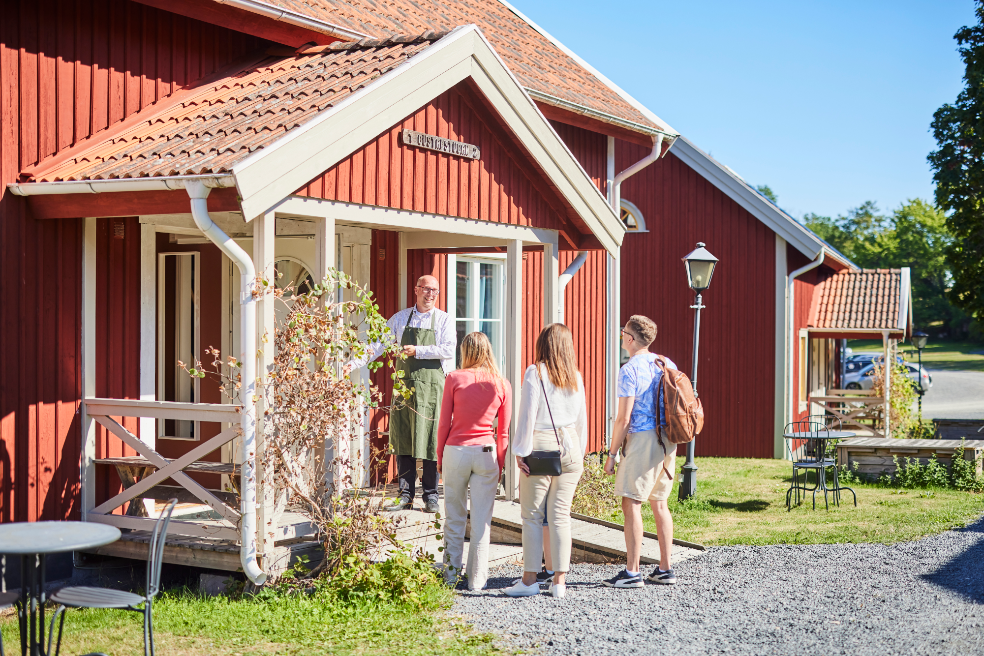 Människor i grupp som går en guidad tur