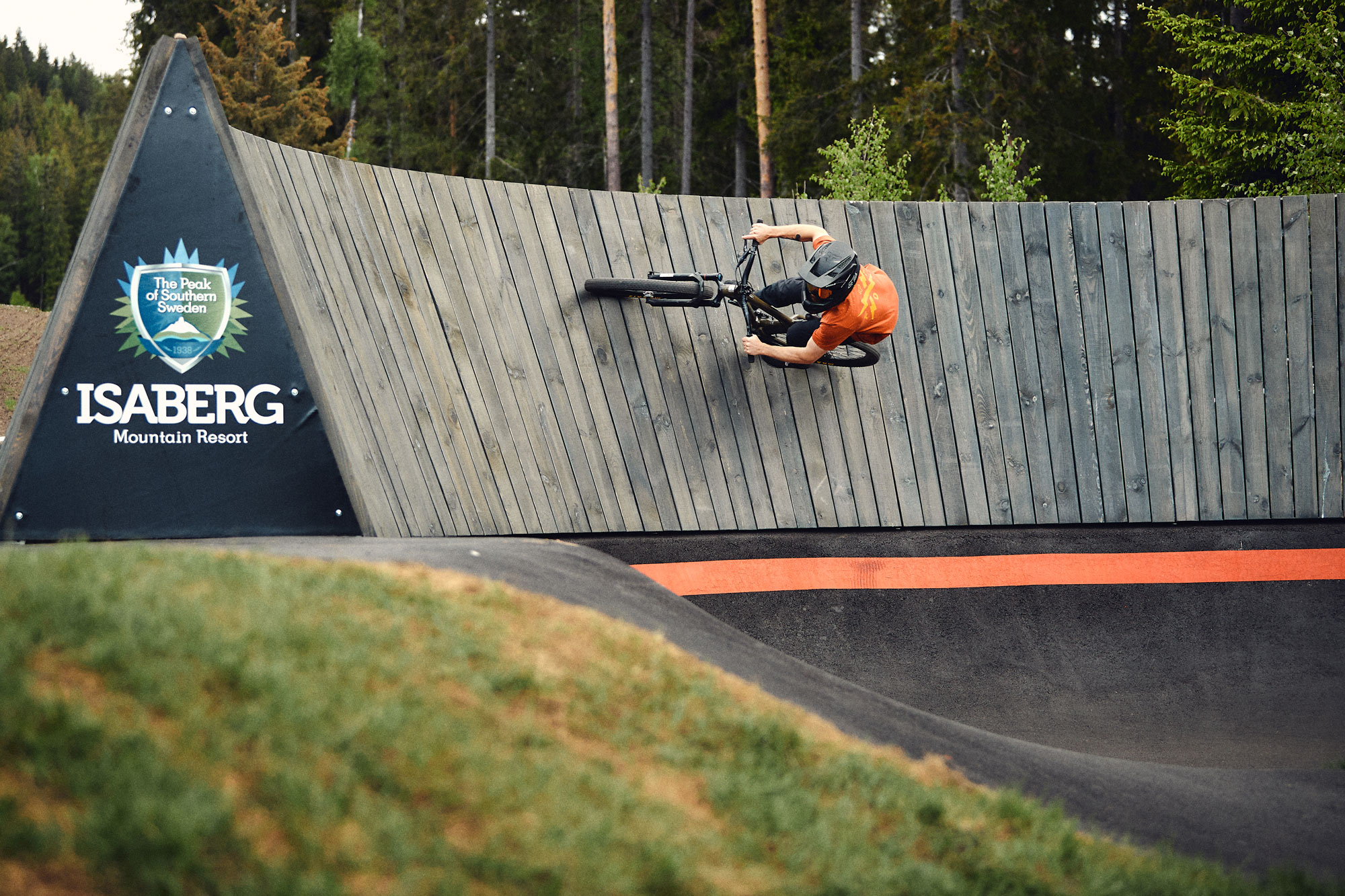 Man som cyklar på pumptracken på Isaberg