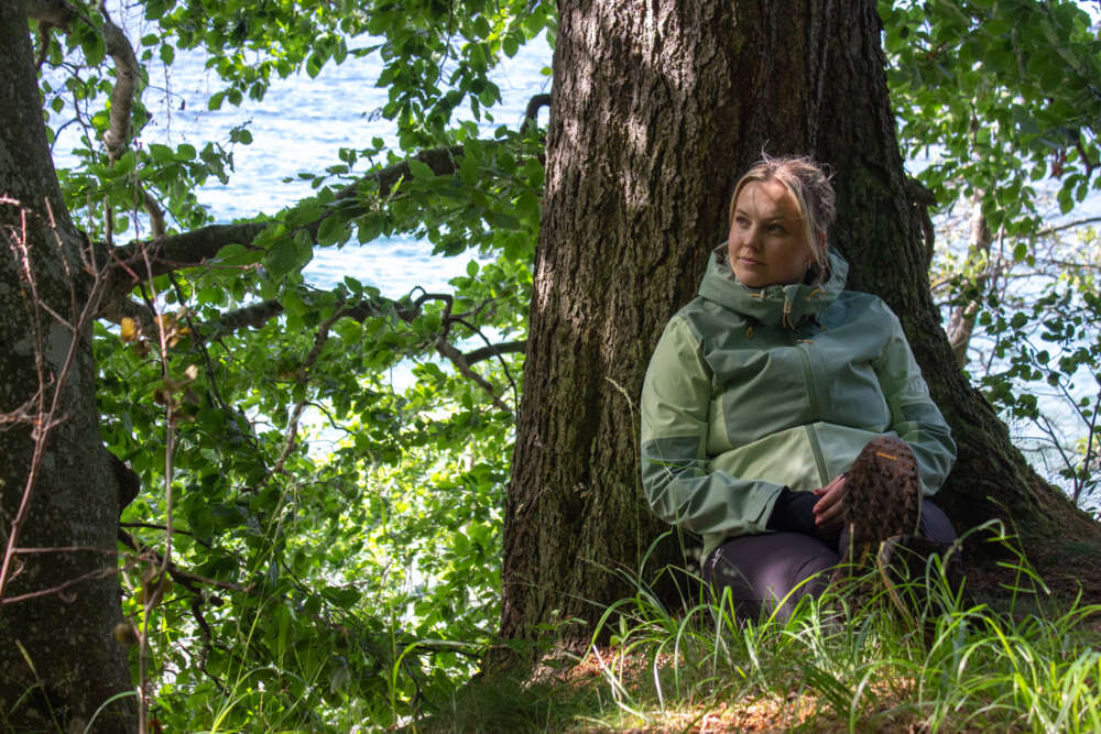 Natur, en kvinna som sitter i skog