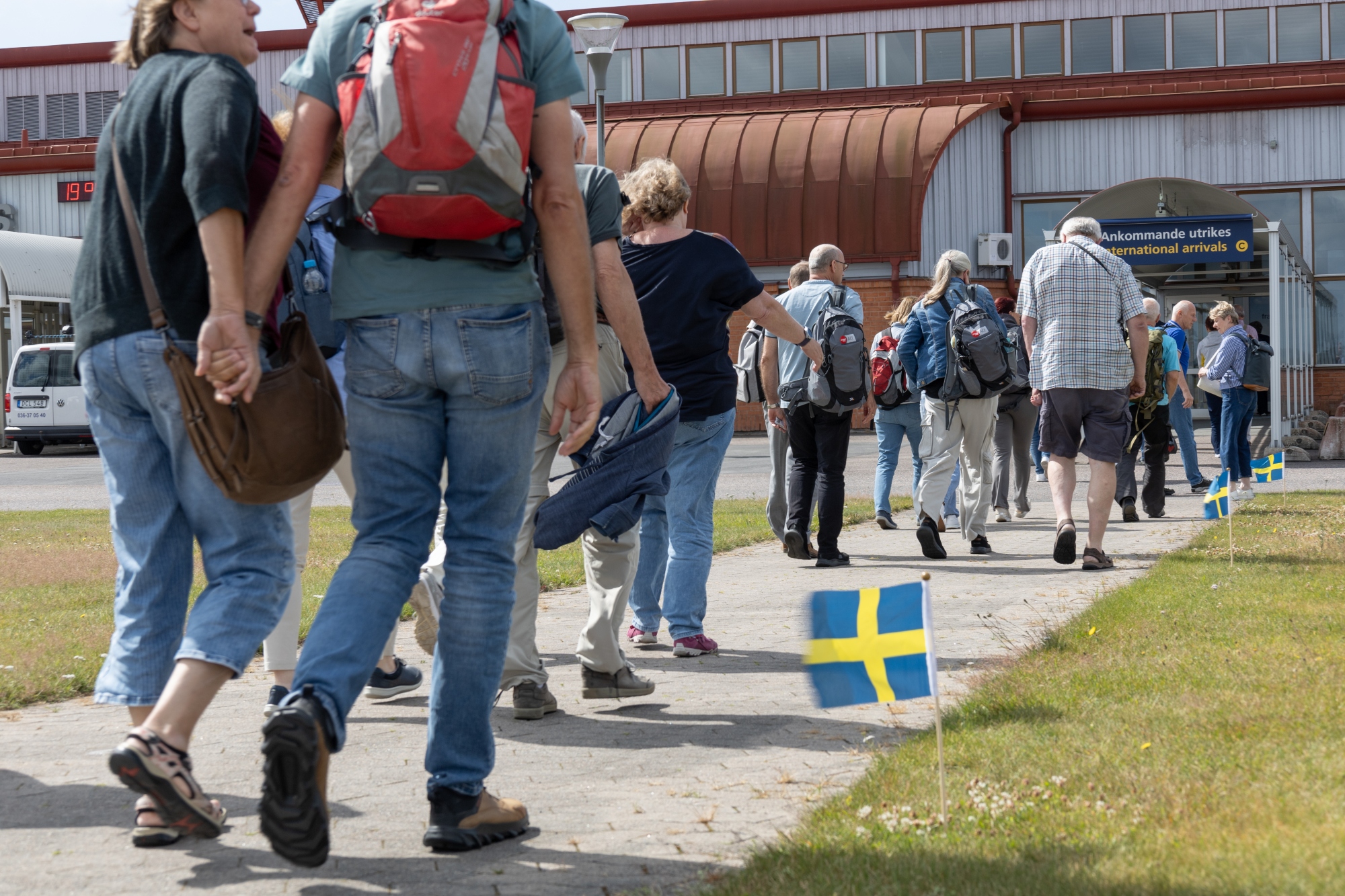 Tyska resenärer som går in på en flygplats