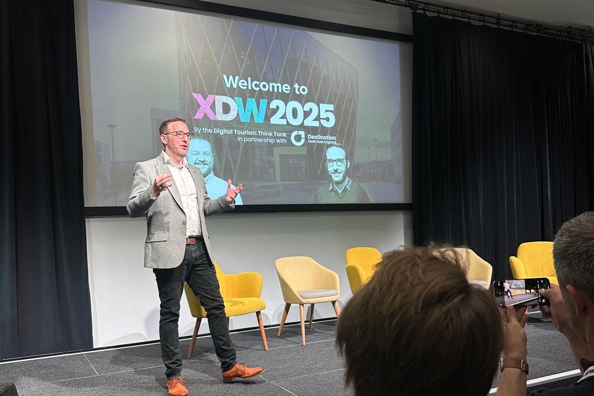 Man som står på scen