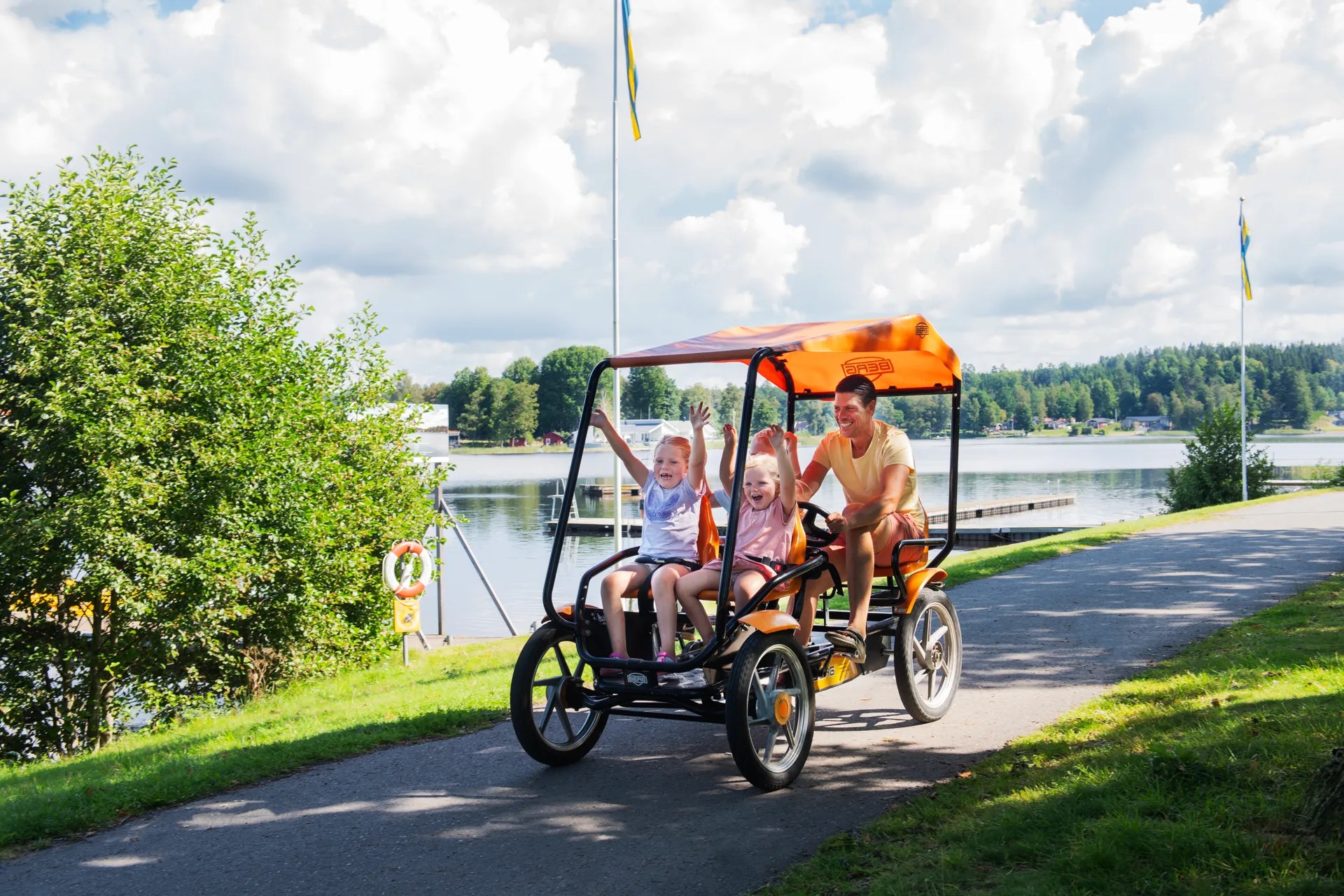Barn som åker i en åkbil på en camping