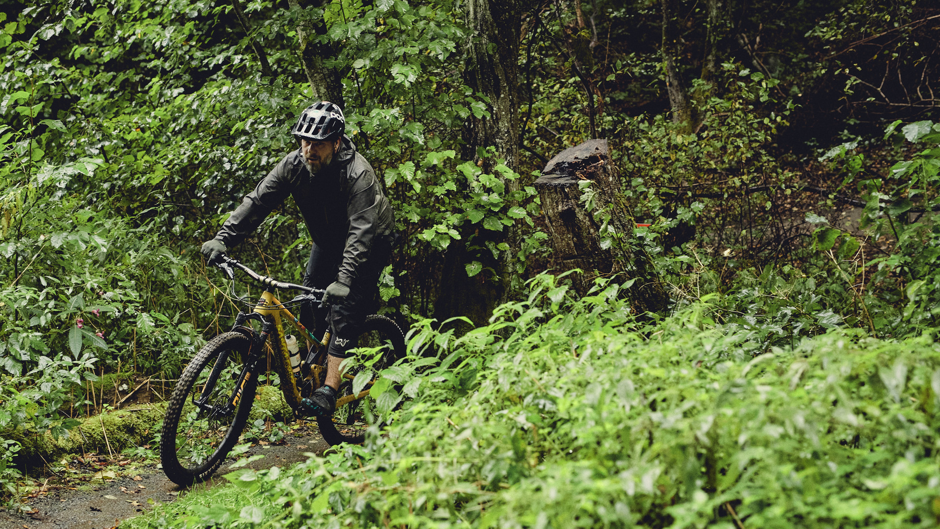Man som cyklar MTB i skog