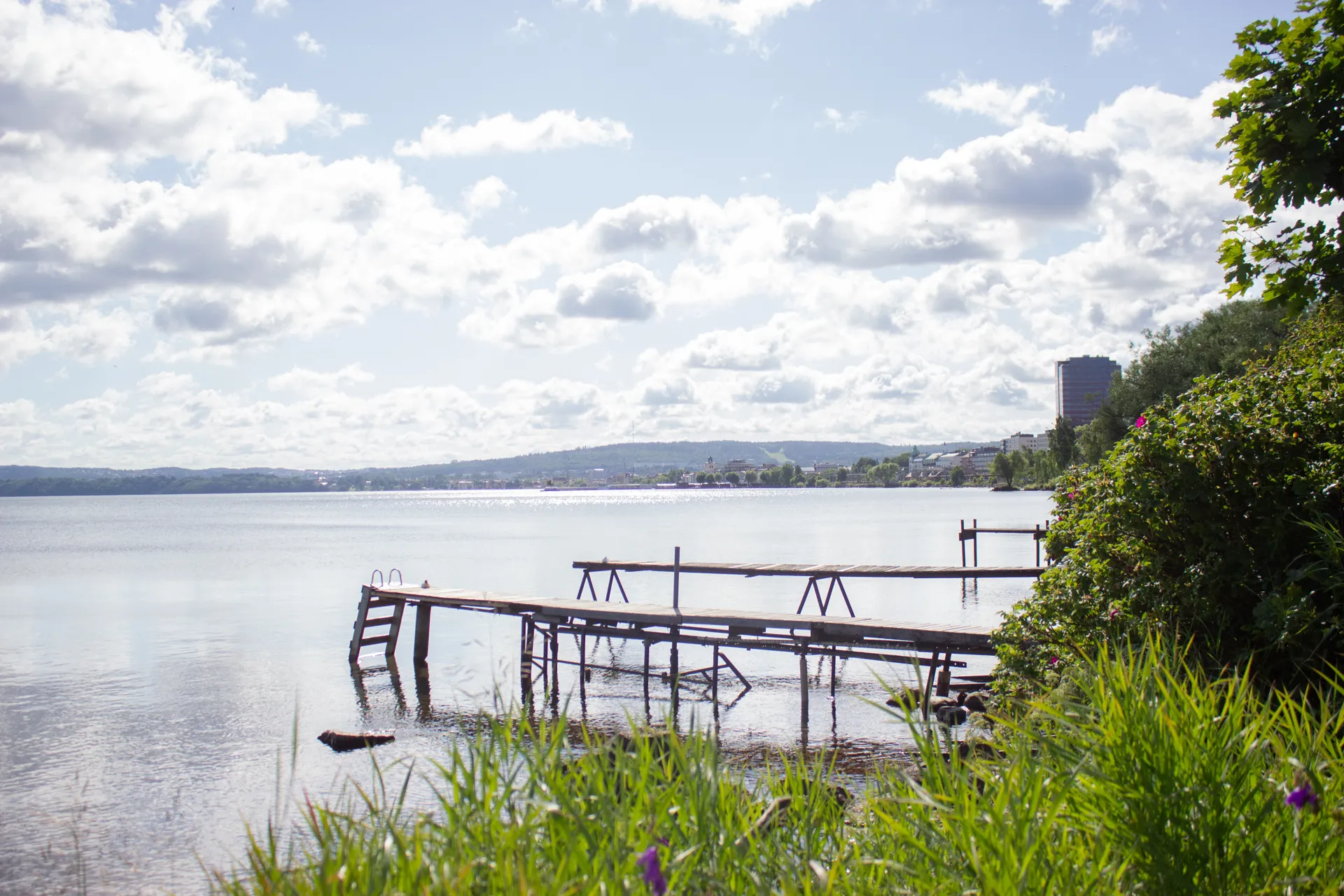 Två bryggor i en sjö