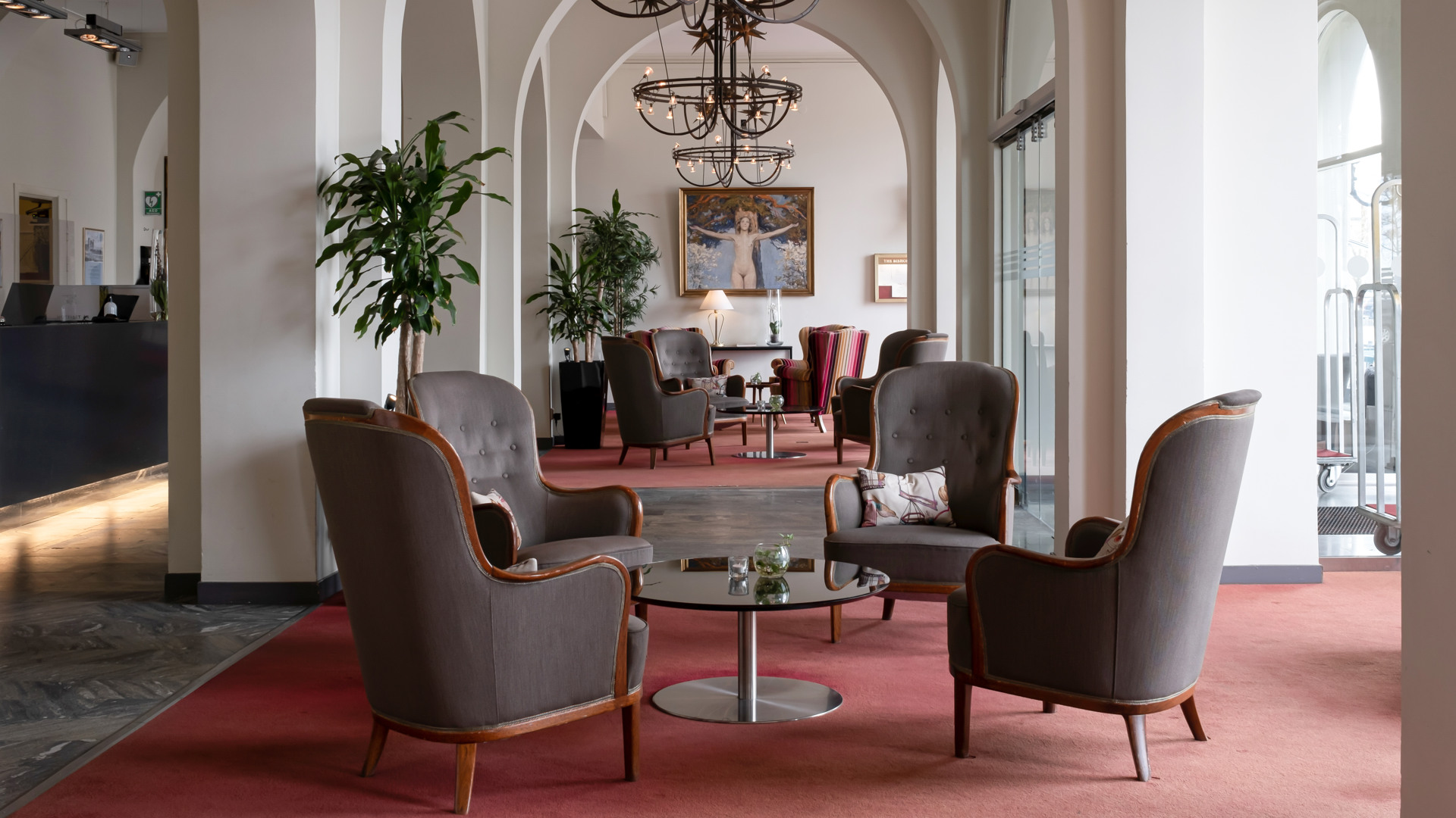 Bord och stolar i en lobby